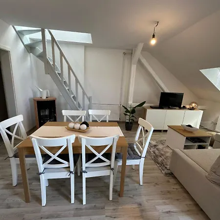 Апартаменты Gemuetliche Neurenovierte Dachgeschosswohnung