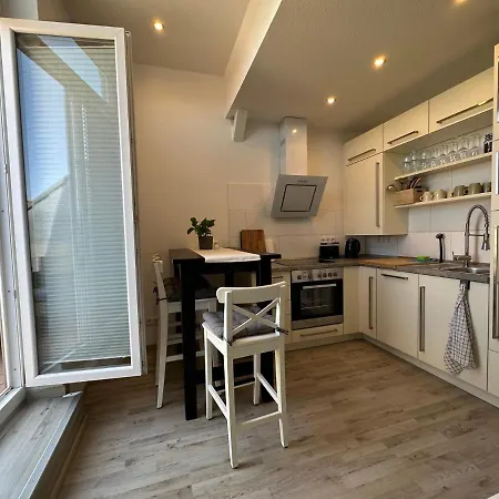 Апартаменты Gemuetliche Neurenovierte Dachgeschosswohnung *